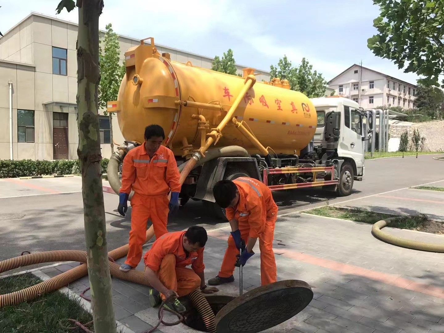 瓦房店化粪池清理与5-8吨吸粪车施工效率分析